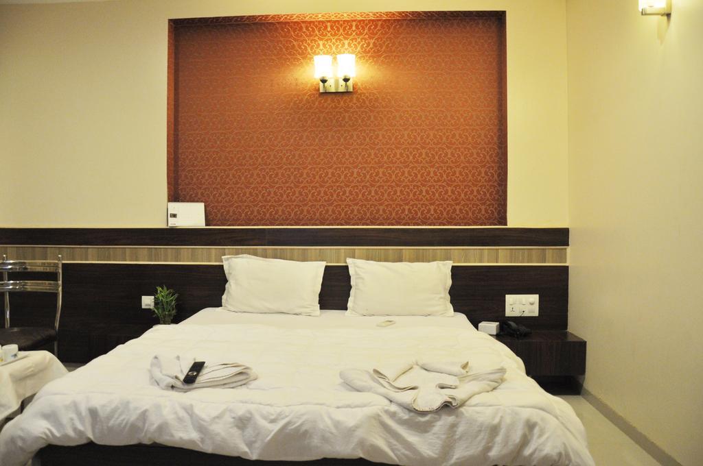 شيردي Hotel Sai Pancham الغرفة الصورة
